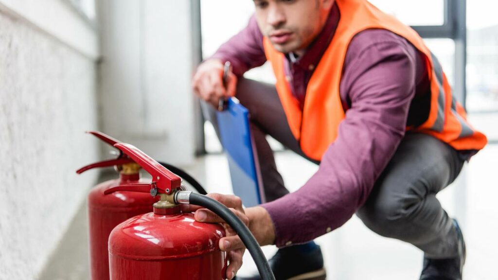 Incêndio em loja de motos elétricas interdita Copacabana