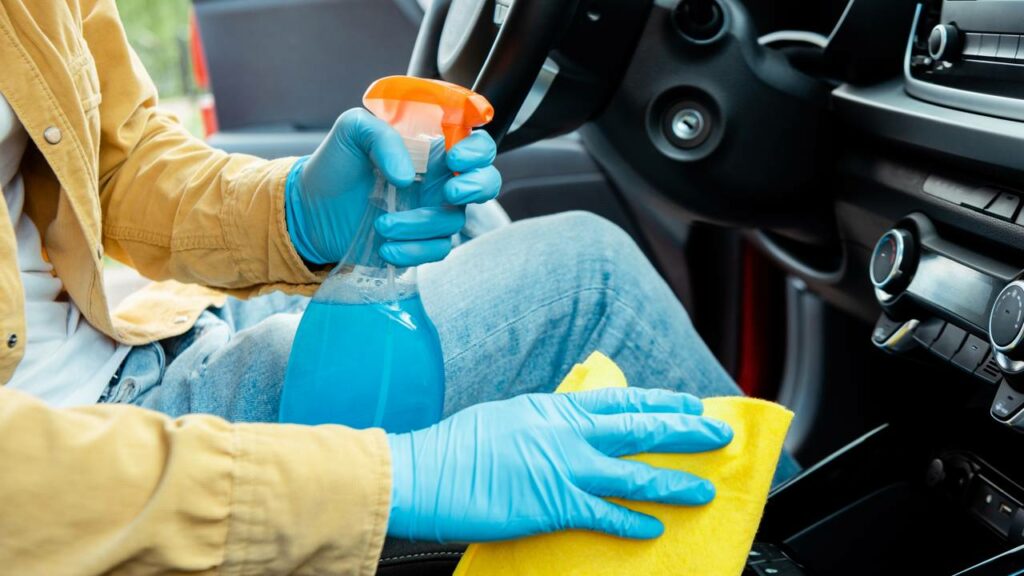 O interior do carro pode parecer perfeito, mas outros detalhes podem mostrar que o carro já passou por uma enchente - Créditos: depositphotos.com / IgorVetushko