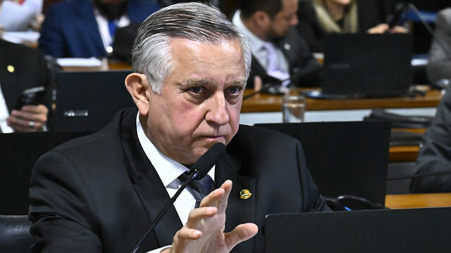 Concentrar pedidos de impeachment na PGR é “absurdo”, diz líder da oposição