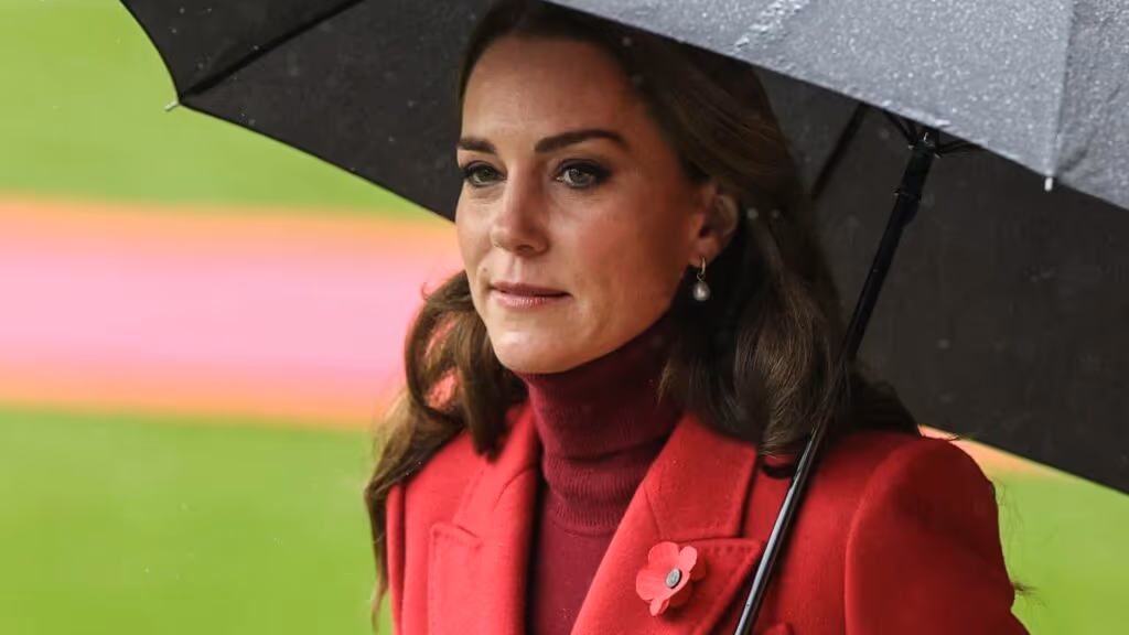 Kate Middleton surge utilizando tiara da Rainha Vitória