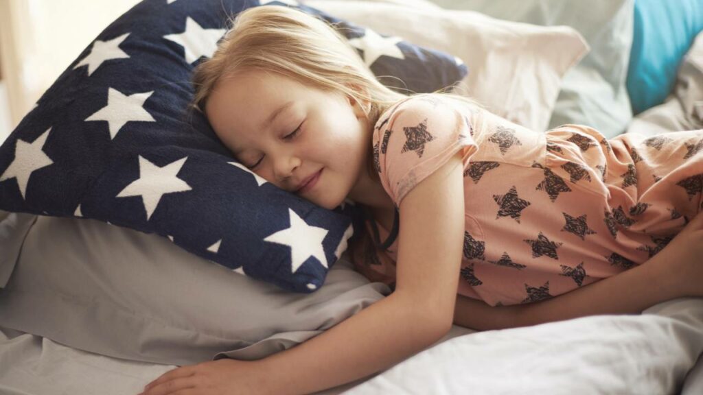 Crianças costumam ser as que mais falam dormindo - Créditos: depositphotos.com / gpointstudio