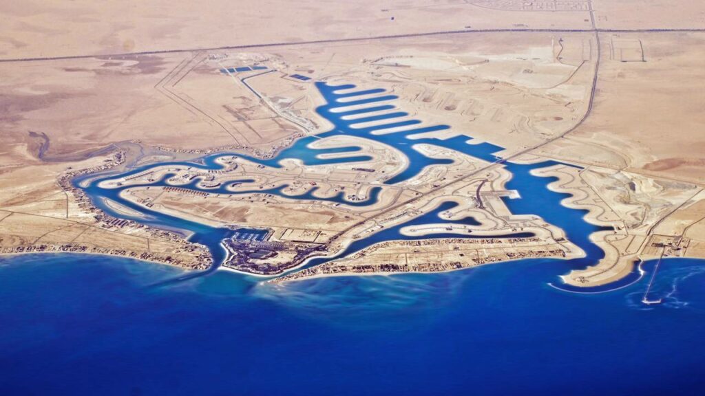 Kuwait está sugando toneladas de areia para criar praias no meio do deserto