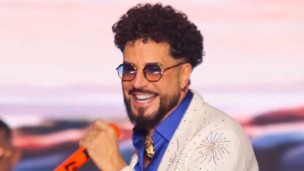 Latino relata perrengue no SBT ao substituir Zezé Di Camargo