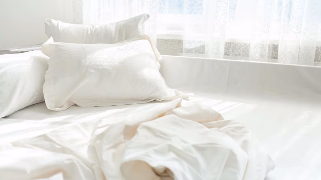 O “segredo sujo” dos lençóis de cama de hotéis 5 estrelas que ninguém te contou