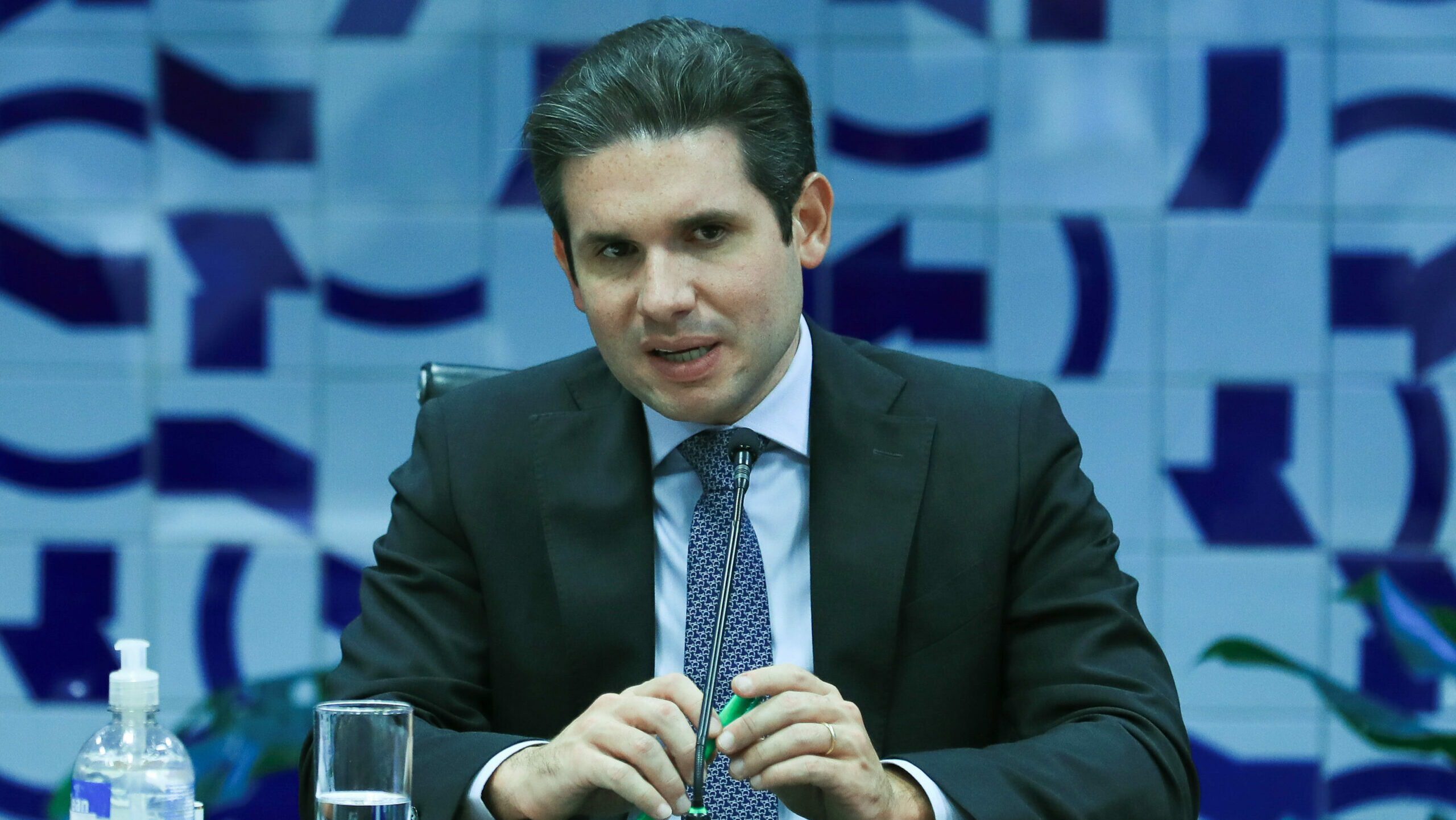 Crusoé: A severenização de Hugo Motta