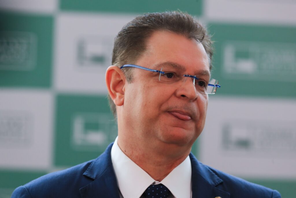 Presidente do INSS foi “sacrificado para tentar conter dano”, diz líder do PL