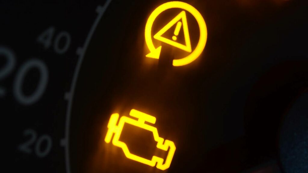 Luz da injeção acendeu? Veja o que fazer antes de entrar em pânico