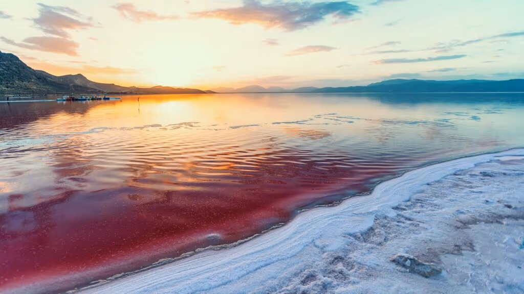 Deserto no Irã abriga um lago rosa natural que muda de cor com o sol