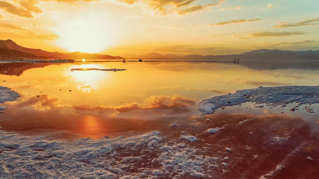Deserto no Irã abriga um lago rosa natural que muda de cor com o sol