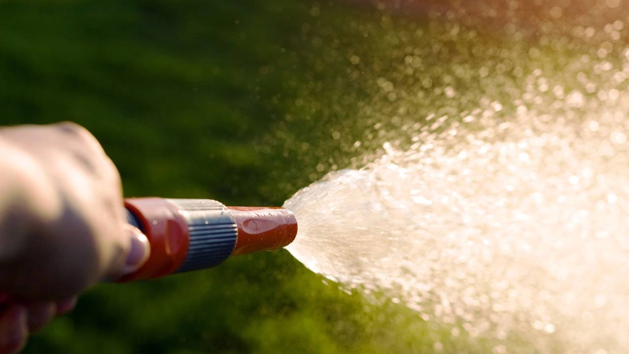 Esse truque simples conecta mangueira sem parafuso e acaba com vazamentos