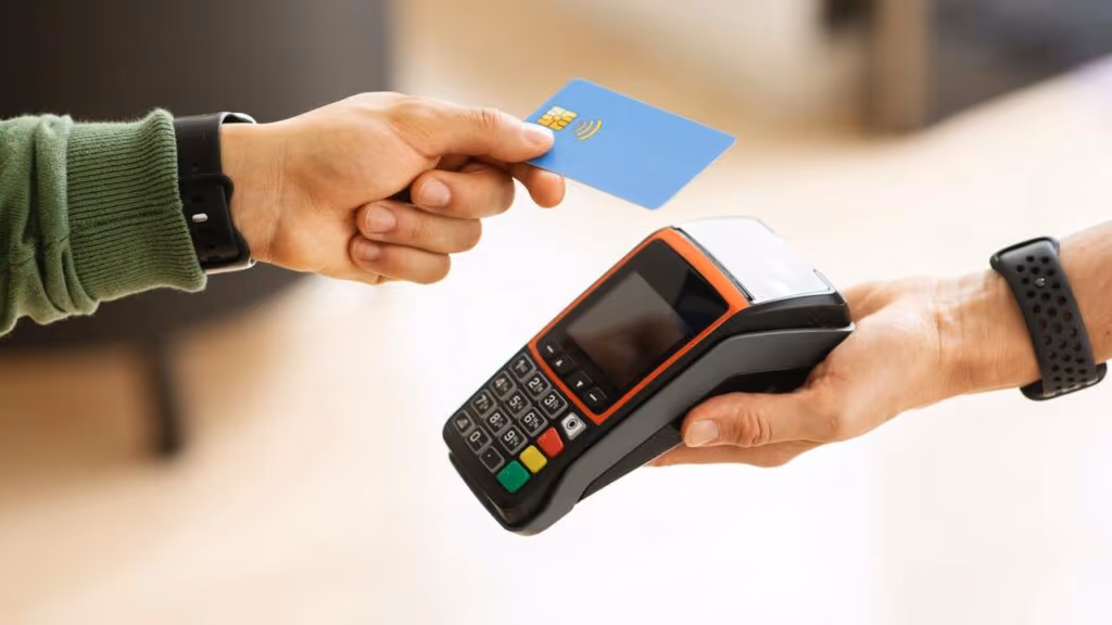 Como funcionam os golpes com maquininhas e por que tanta gente cai sem perceber