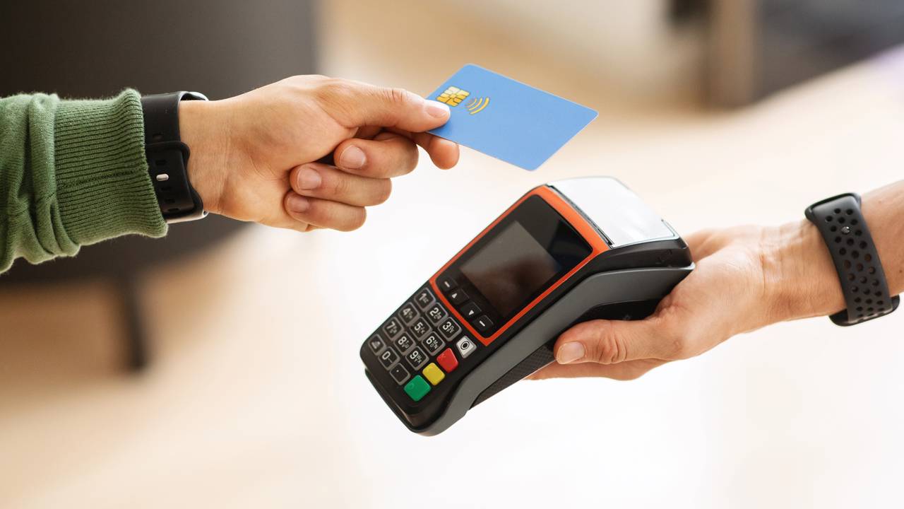 Golpistas usam maquininhas adulteradas para roubar valores altos