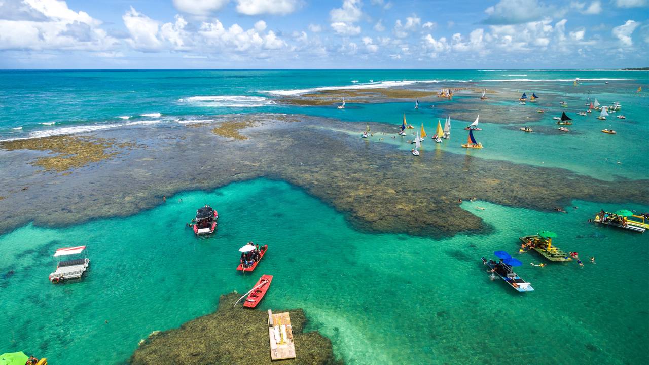 O Caribe Brasileiro guarda piscinas naturais de azul impossível entre duas capitais