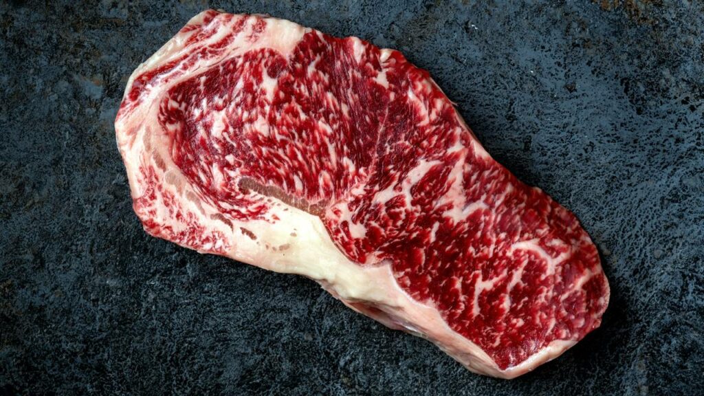 O nível de marmoreio do bife é atrelado ao grau de maciez - Créditos: depositphotos.com / hamonsemenovich