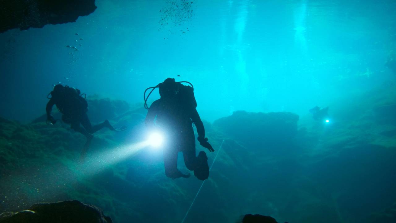 Mergulhadores entram em tumba alagada e encontram reino esquecido do Nilo