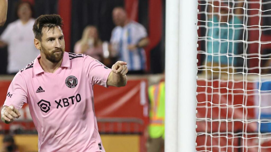 Messi chega a 46 títulos e domina até a MLS