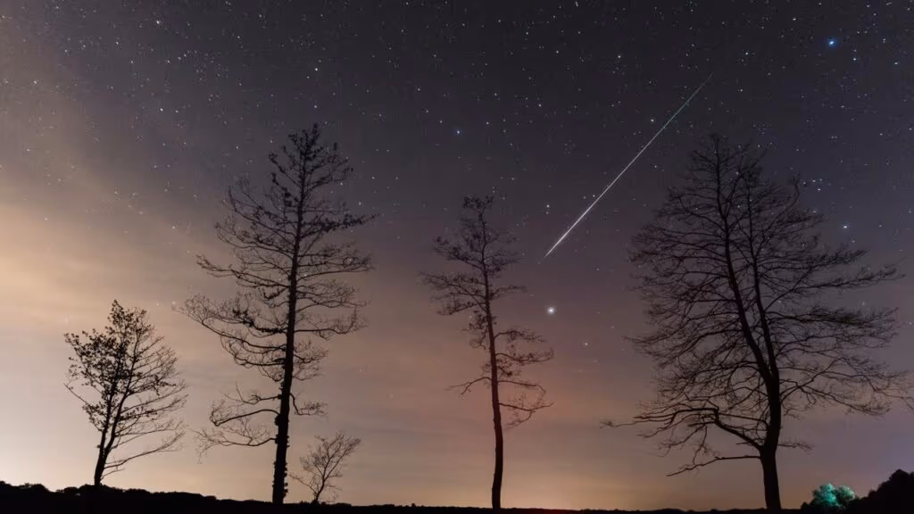A melhor chuva de meteoros de 2025 acontece em Dezembro e vem acompanhada de um segundo evento