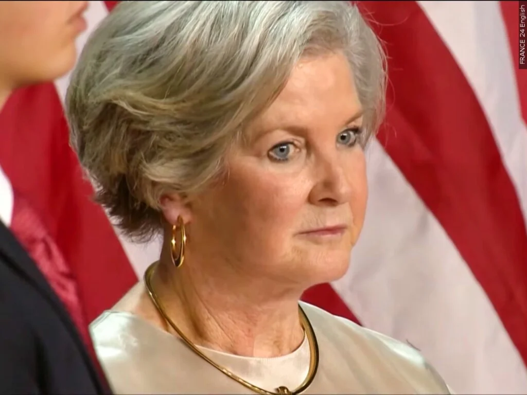 Trump tem “personalidade de alcoólatra”, diz Susie Wiles