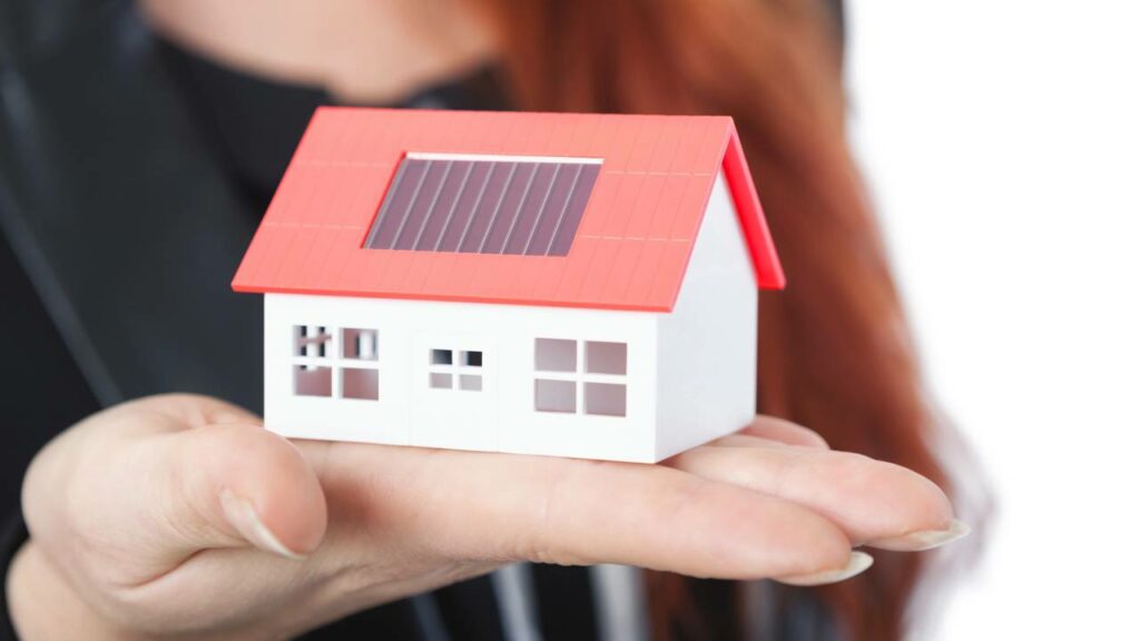 Construção de mini casa com tijolos reais mostra técnica e precisão em escala reduzida