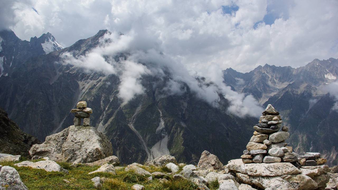 Essa avó de 93 anos vive sozinha no topo da montanha