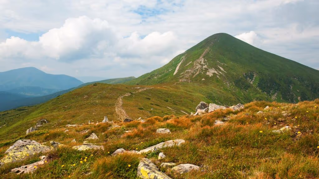 Ela tem 84 anos e vive sozinha no topo de uma montanha