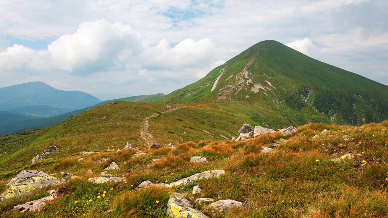 Ela tem 84 anos e vive sozinha no topo de uma montanha