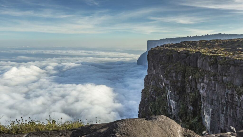 A montanha brasileira que parece tocar o céu e divide três países com um cenário digno de outro planeta