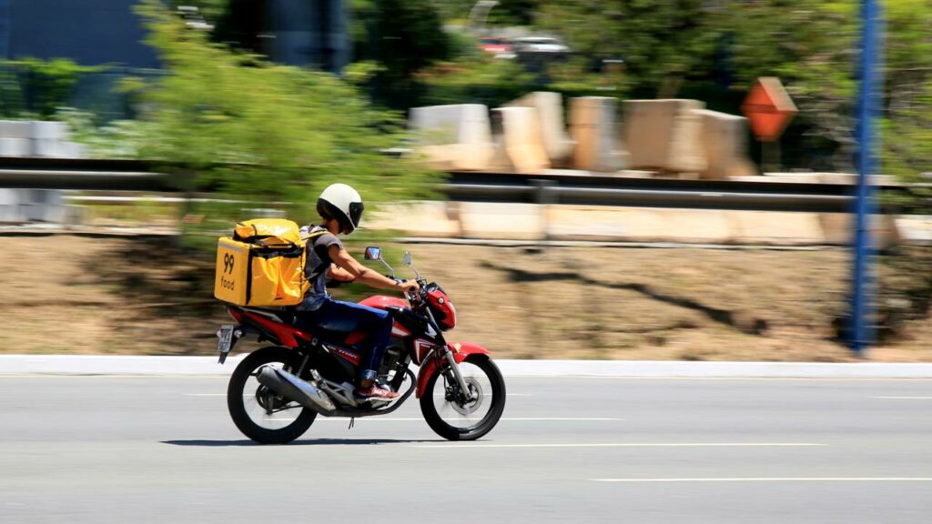 A notícia traz alívio para entregadores e mototaxistas de São Paulo - Créditos: depositphotos.com / joasouza
