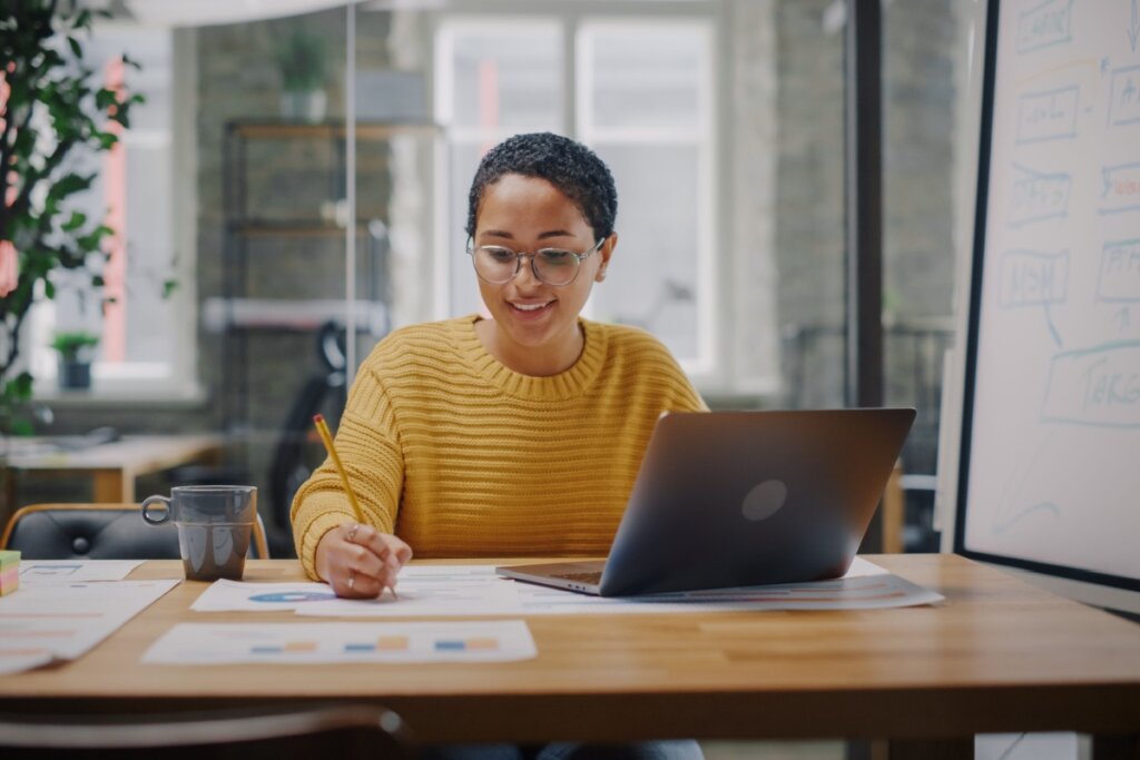 7 áreas promissoras para mulheres acima dos 40 que querem mudar de vida profissional