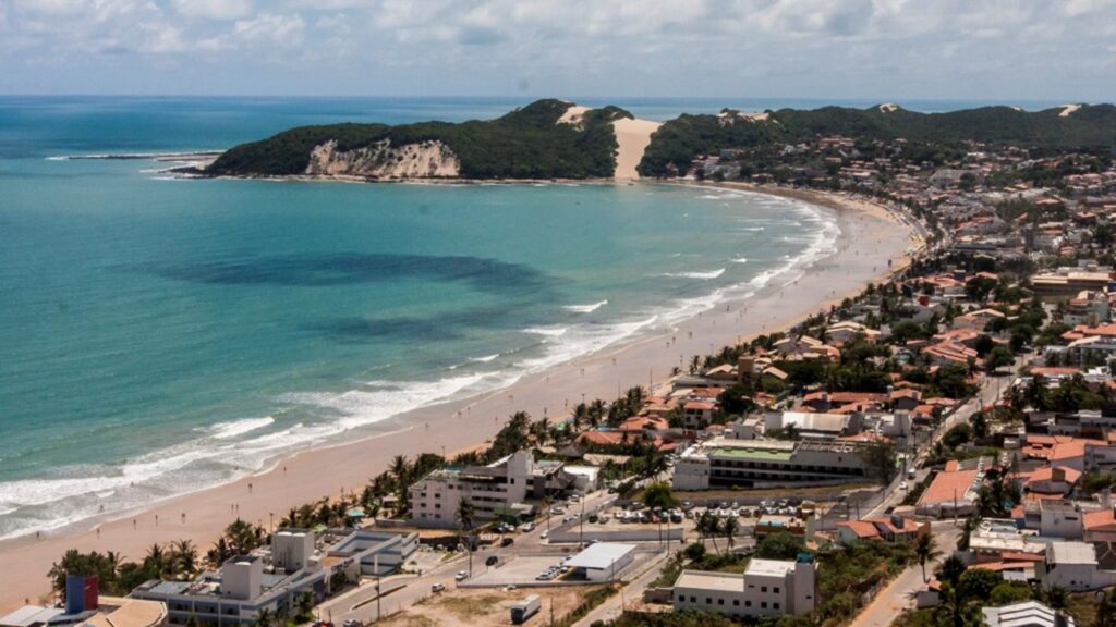 A Cidade do Sol atrai moradores e turistas com clima perfeito e um dos litorais mais bonitos do país