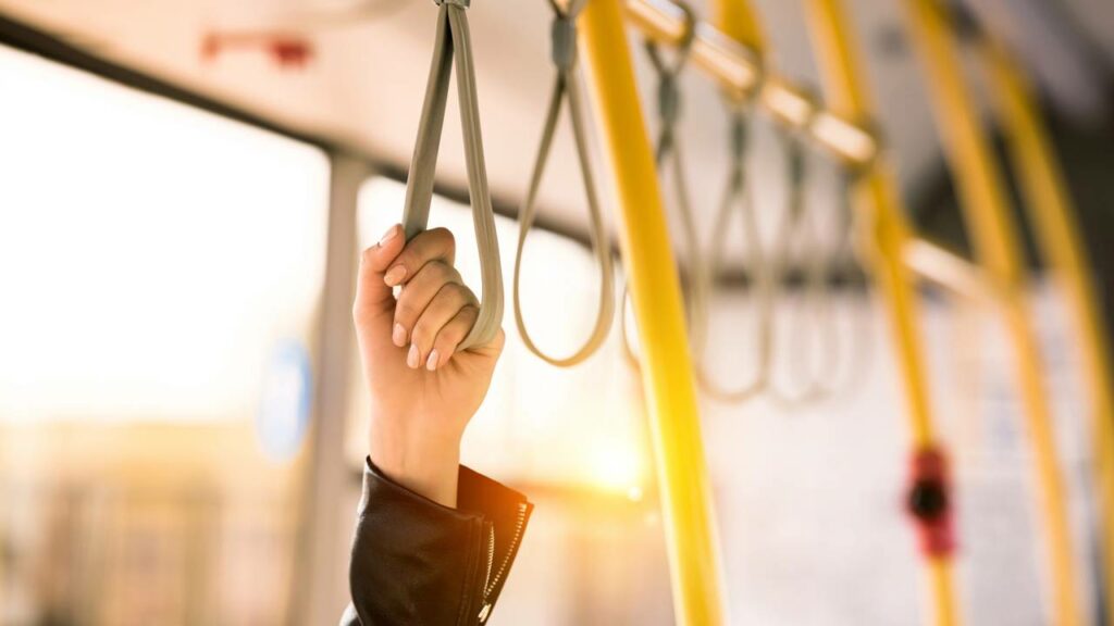 Idosos podem andar de ônibus gratuitamente - Créditos: depositphotos.com / AllaSerebrina