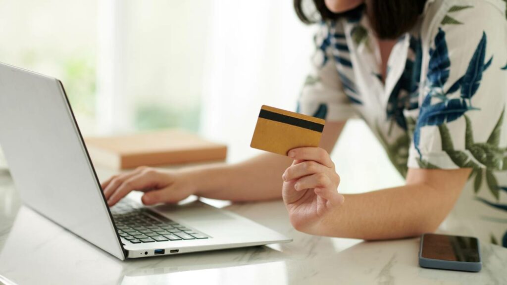 O golpe pode não só roubar o dinheiro pago, mas também as informações que você insere no site falso - Créditos: depositphotos.com / DragonImages