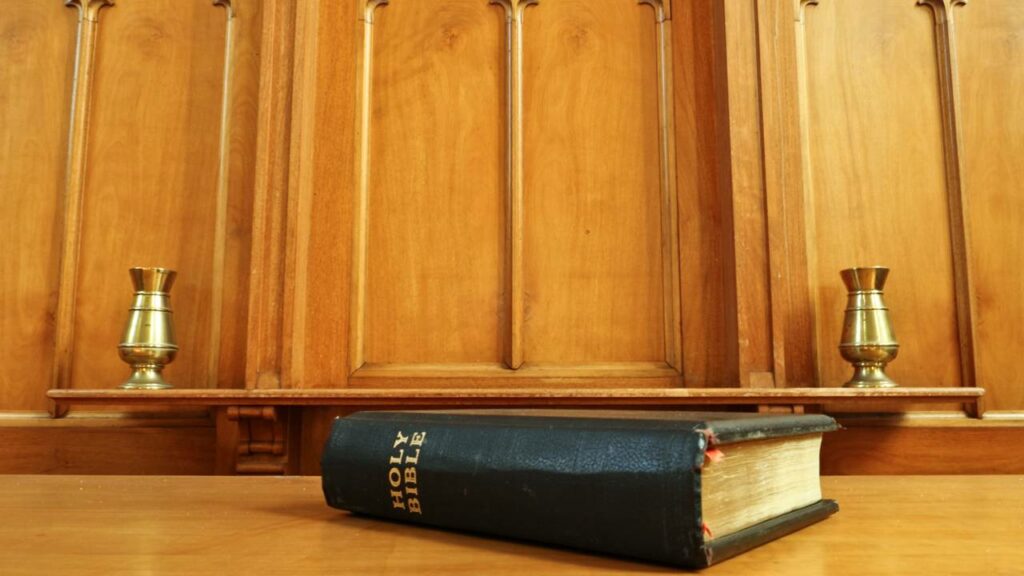 Padre Júlio César é encontrado morto dentro de casa em MG