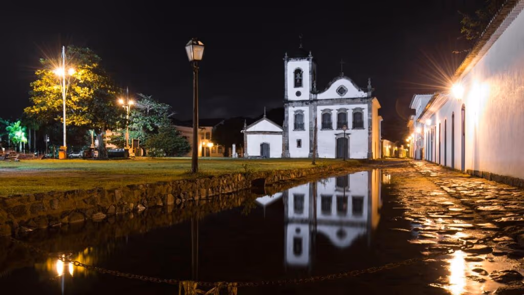 Essa cidade do litoral virou sonho de quem ama caminhar em ruas de água