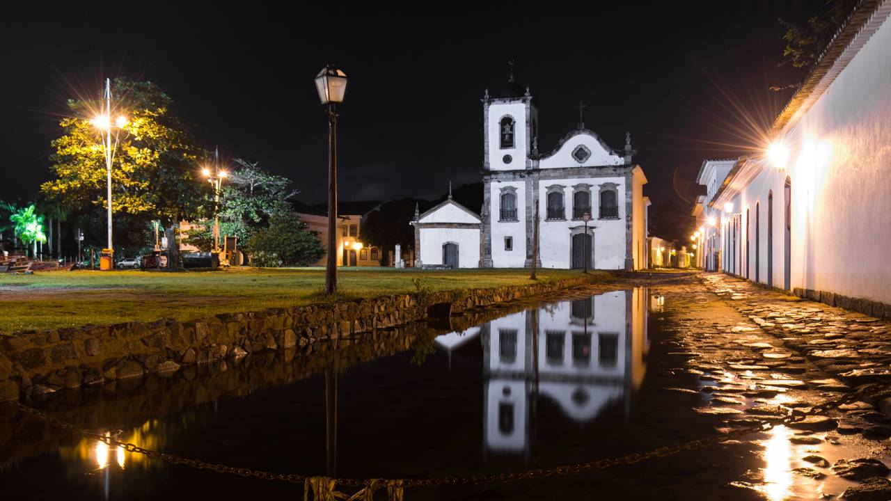 Essa cidade do litoral virou sonho de quem ama caminhar em ruas de água