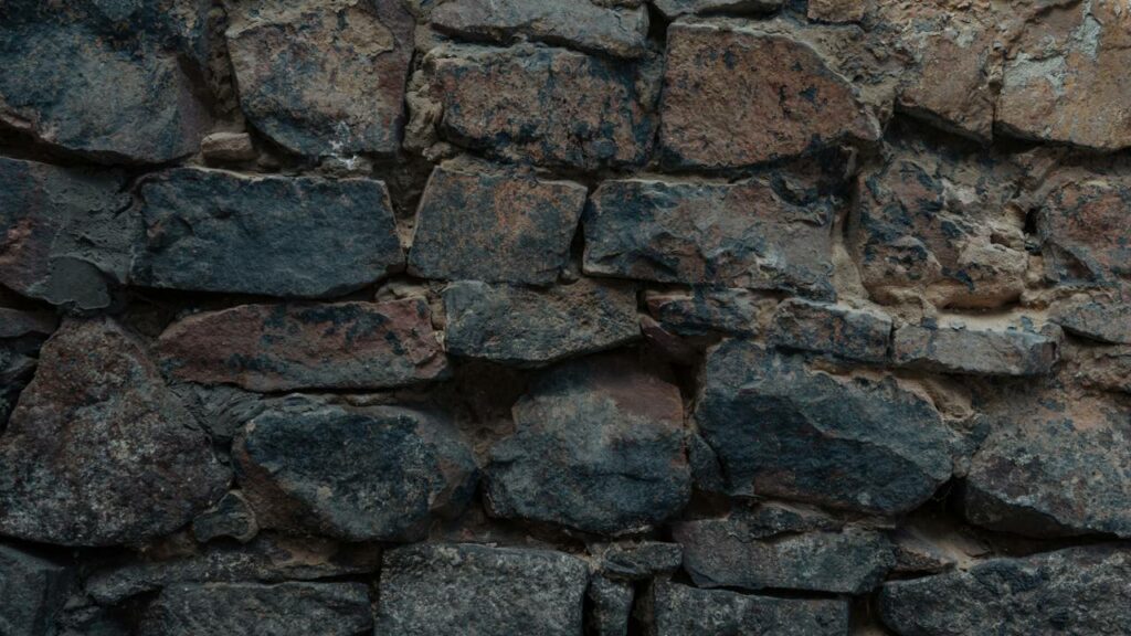 Como fazer uma decoração incrível para uma parede de pedra