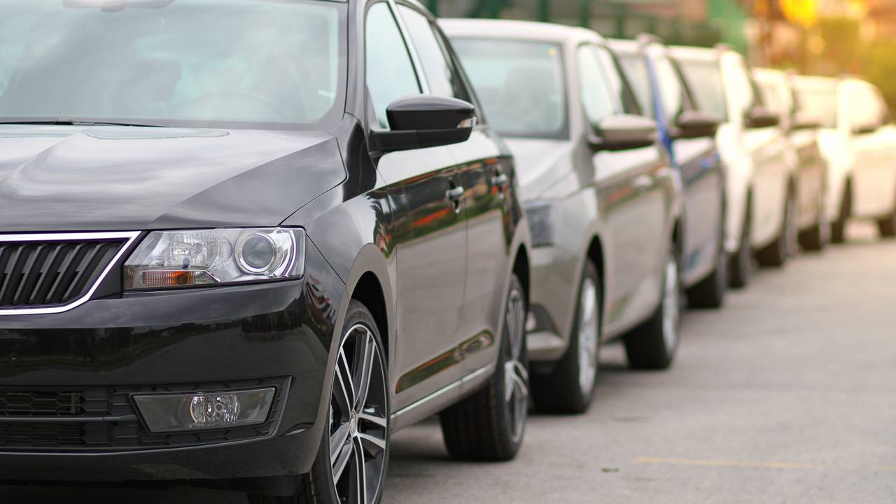 O que diz a lei sobre estacionar na contramão, mesmo que rapidamente?