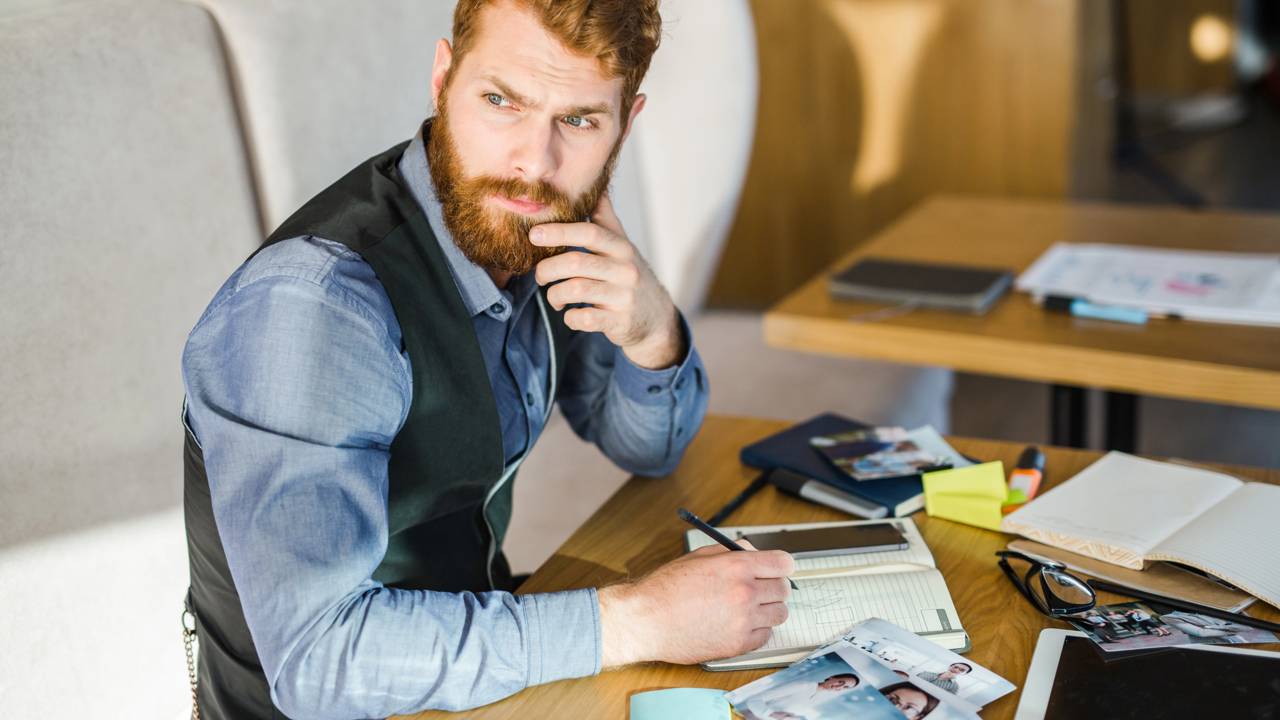 Por que a mesma cabeça nunca resolve problemas que ela mesma criou