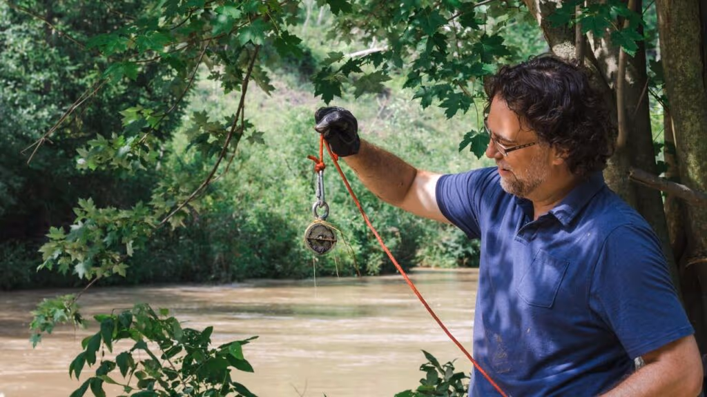 Ele jogou um ímã gigante no Tietê e olha só o que veio grudado