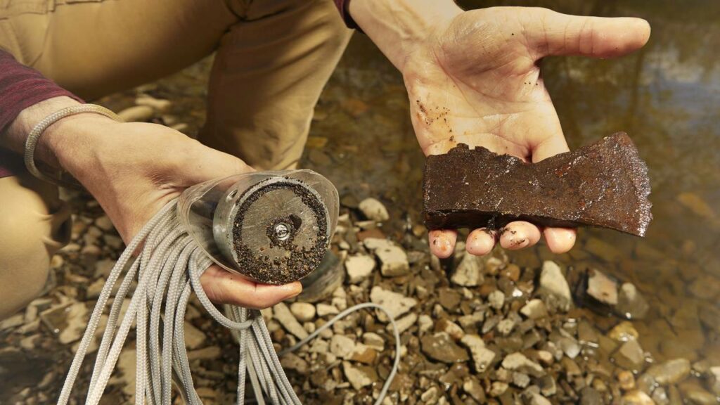 Ele ganhou 700 reais pescando lixo no Tietê e mostrou como fez