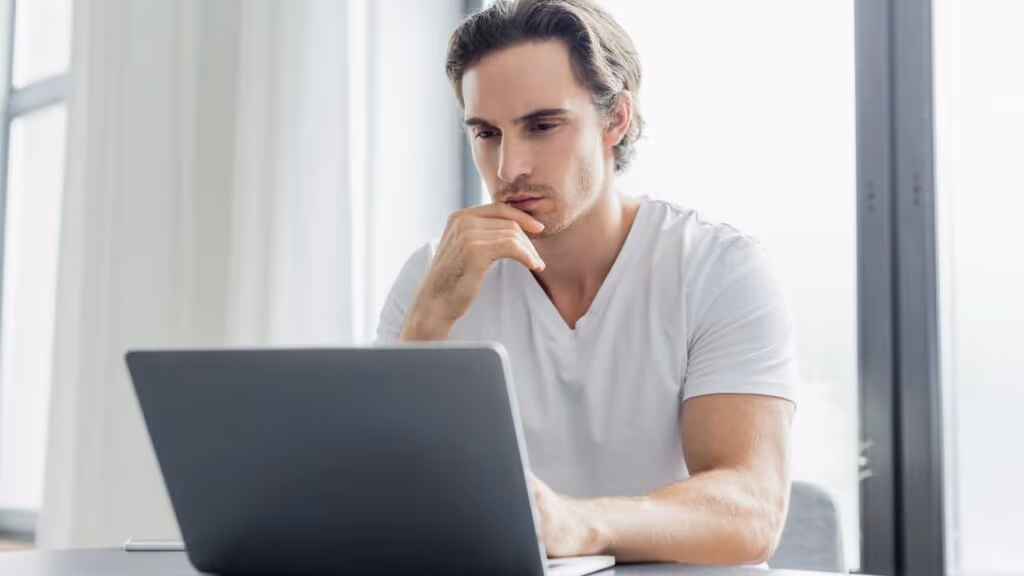 Por que algumas pessoas falam sozinhas quando estão concentradas