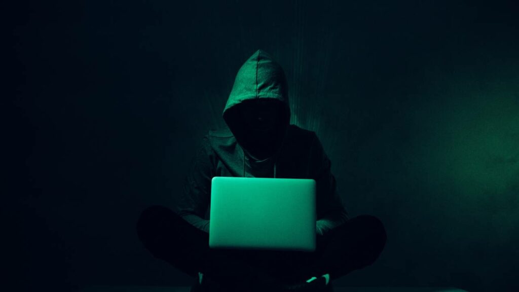 Os criminosos utilizam, principalmente, de engenharia social para atingir suas vítimas - Créditos: depositphotos.com / EdZbarzhyvetsky