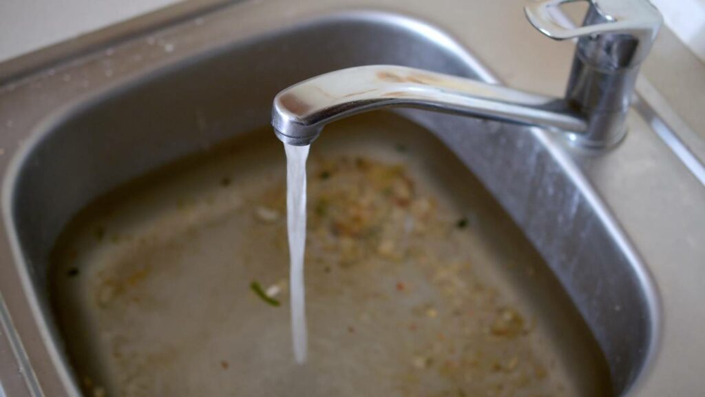 O produto que desentope pia em minutos tem segredo químico impressionante
