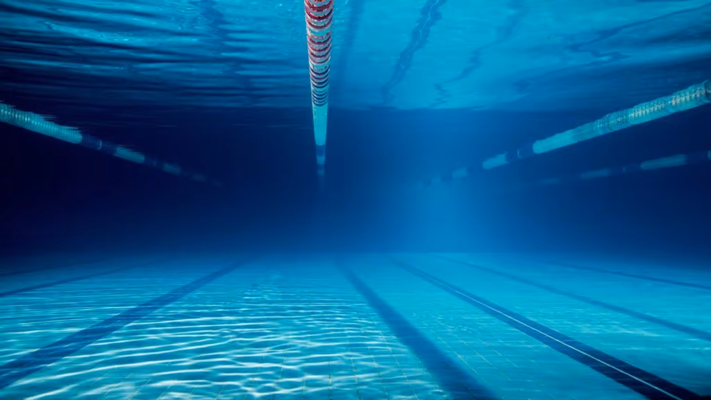 Vídeo mostra como brincadeira inocente em piscina quase termina em tragédia