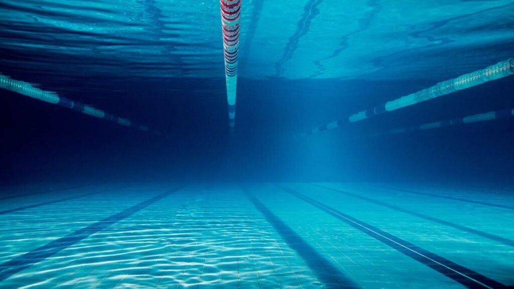 Vídeo mostra como brincadeira inocente em piscina quase termina em tragédia