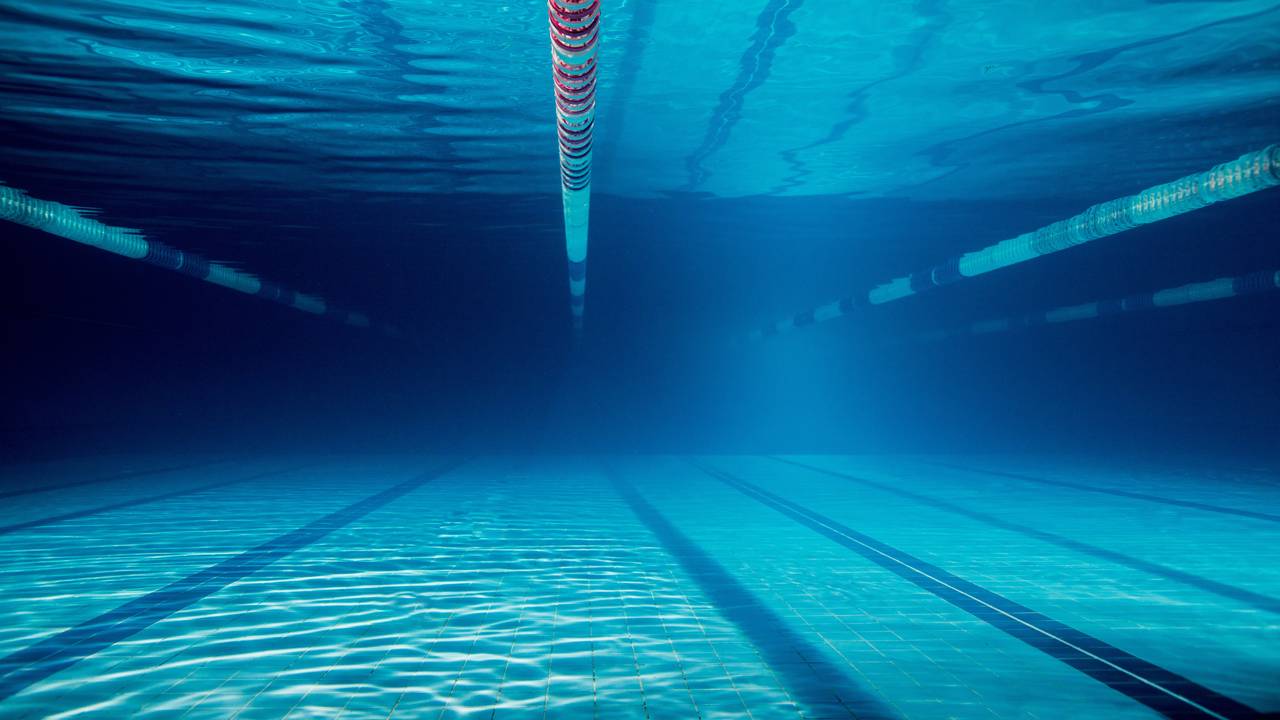 Vídeo mostra como brincadeira inocente em piscina quase termina em tragédia