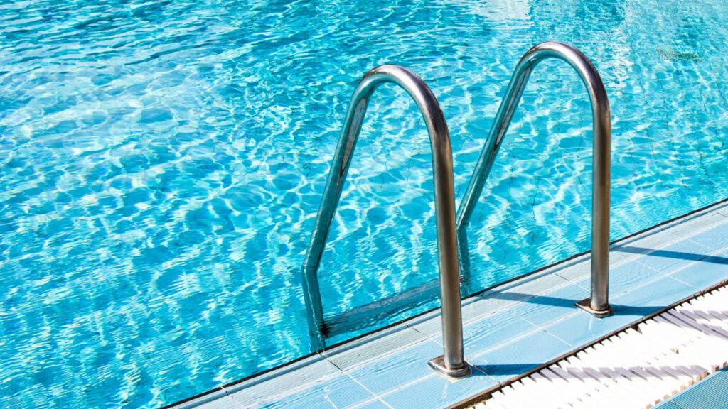 Vídeo mostra como brincadeira inocente em piscina quase termina em tragédia