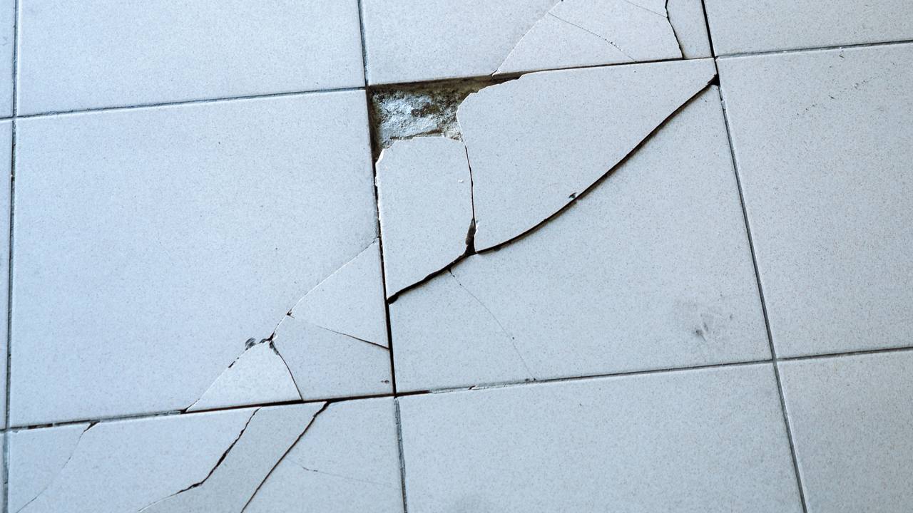 Trincas no piso: saiba o que elas realmente significam e como resolver