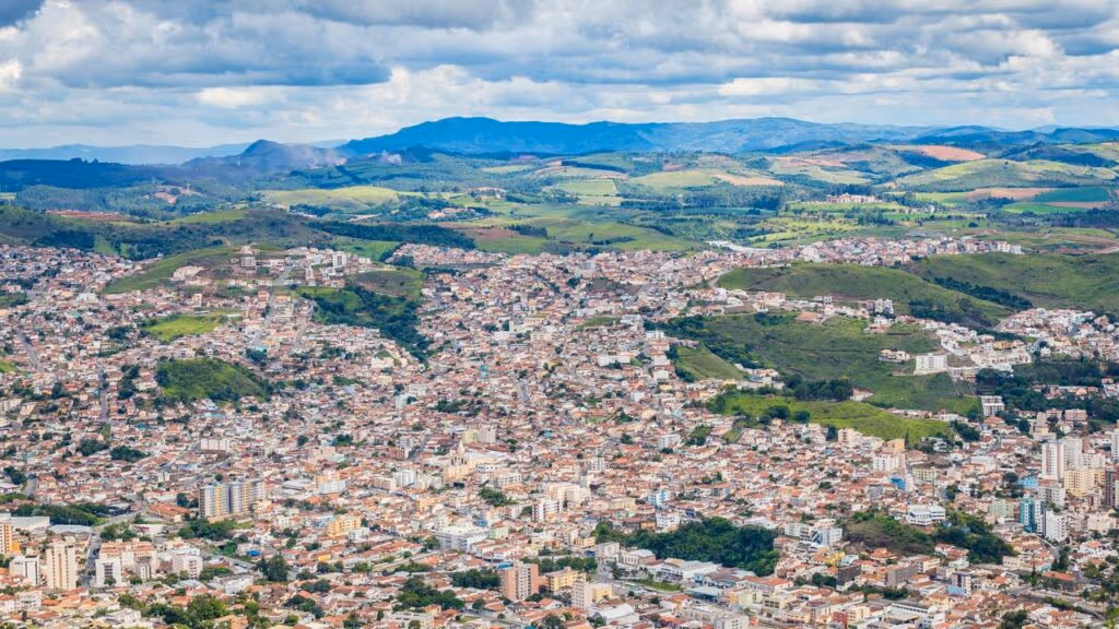A cidade mineira situada em um vulcão extinto que oferece águas termais e o frescor da serra para viver com qualidade no Brasil