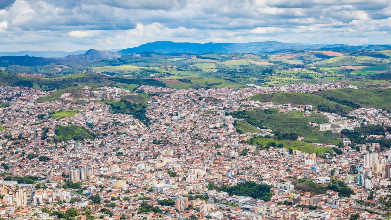 A cidade mineira situada em um vulcão extinto que oferece águas termais e o frescor da serra para viver com qualidade no Brasil